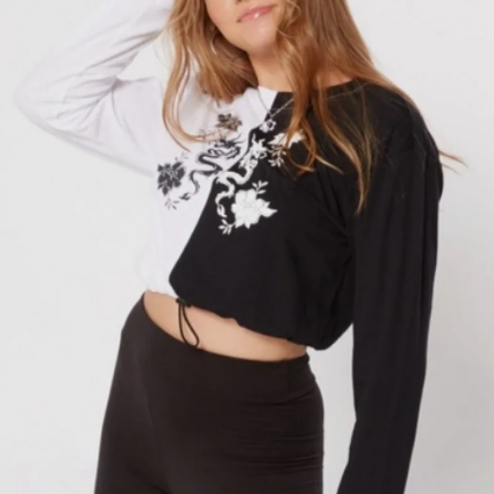 Rue 21 Black Two Tone Contrast Dragon Graphic Long sleeve Bungee Top, NWOT